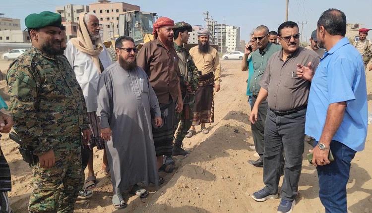 مدير عام البريقة يدشن أعمال شق وفتح شارع التسعين
