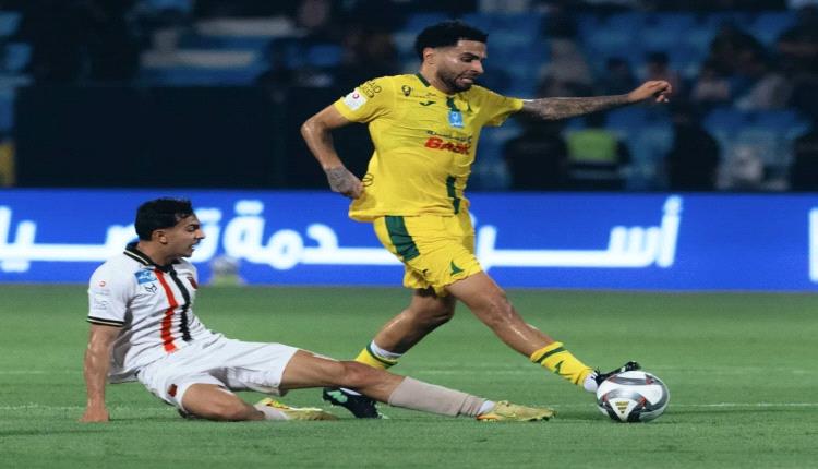 التعادل السلبي يفرض نفسه على مواجهة الخليج والرياض في دوري روشن السعودي