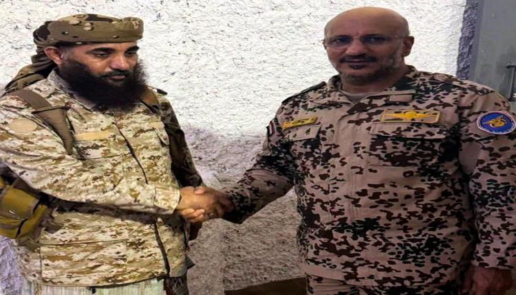 طارق صالح وحمدي شكري في صورة موحدة لأول مرة.. رسائل نارية من الساحل الغربي للحوثي
