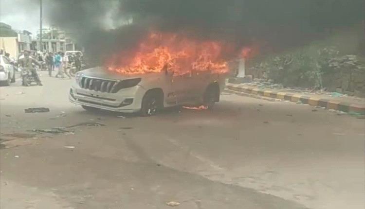 أهالي الشهداء والمقاومة يحاصرون وزير الدفاع في الضالع ويعترضون أطقماً عسكرية عقب زيارته للمحافظة