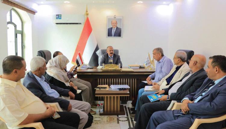 العُمري يكشف عن تهديد مباشر للملاحة الدولية في باب المندب ويوجه برفع الجاهزية