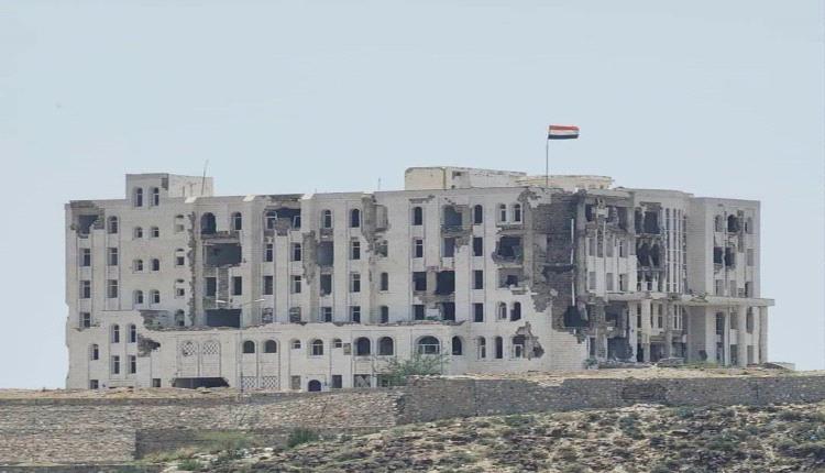 قصف حوثي يطال المجمع القضائي في قلب تعز.. قذائف الهاون تهز جبل جرة