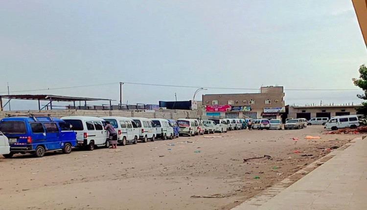 طوابير السيارات تعود للواجهة.. أزمة الغاز المزمنة تخنق عدن والمواطنون يطالبون بحلول جذرية
