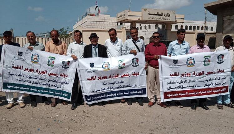 أكاديميون يصعّدون ضد وزارة المالية: انتظارٌ طويل واتهامات بالتسويف في ملف الألقاب العلمية