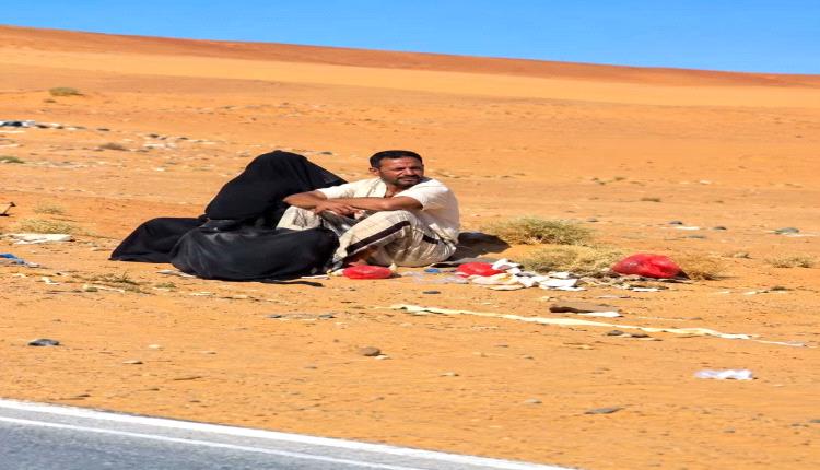 صورة تهز الضمير.. معتمر وزوجته يفترشان التراب في منفذ الوديعة تحت شمس الظهيرة