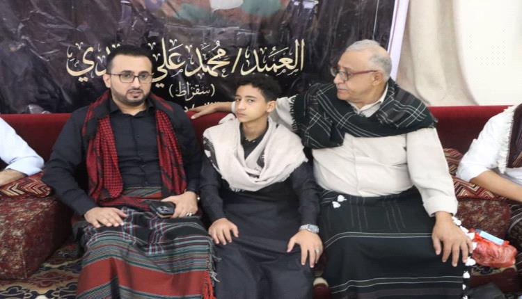 الوزير العولقي يقدم واجب العزاء في وفاة العميد 