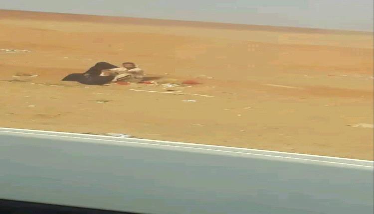 صورة تهز الضمير.. معتمر وزوجته يفترشان التراب في منفذ الوديعة تحت شمس الظهيرة