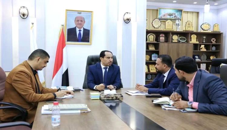 وزير الشباب والرياضة يلتقي مدير عام مكتب الوزارة بساحل حضرموت
