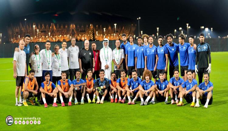 رئيس الاتحاد الخليجي يزور بعثة المنتخب الوطني ويشيد بالأداء القتالي