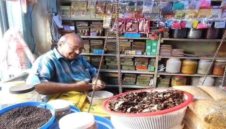 وفاة أحد أقدم بائعي البهارات في عدن
