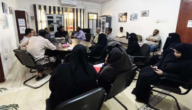 الوحدة التنفيذية للتغذية المدرسية تناقش الاستعدادات النهائية لتوزيع البسكويت المدرسي
