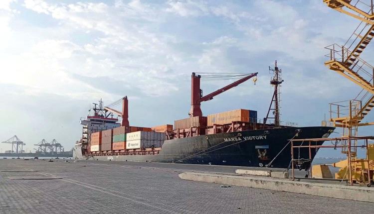 عدن: انفجار جمركي.. المواطن يدفع ثمن بطاريات الليثيوم23 مليون زيادة في حاوية واحدة