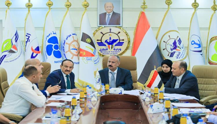 وزير النقل يبحث توحيد إجراءات الاستيراد وتسريع حركة السلع عبر موانئ عدن