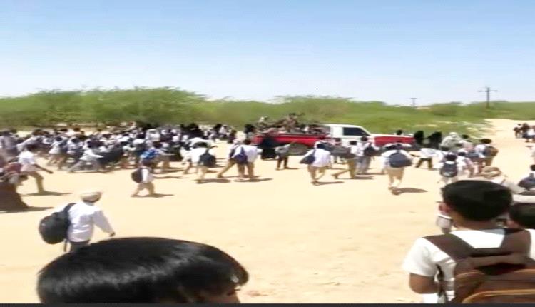 ثورة حجارة طلابية بعد مداهمة قوات الطوارئ  مدارس بوادي حضرموت رفعت العلم ورددت النشيد الجنوبي 