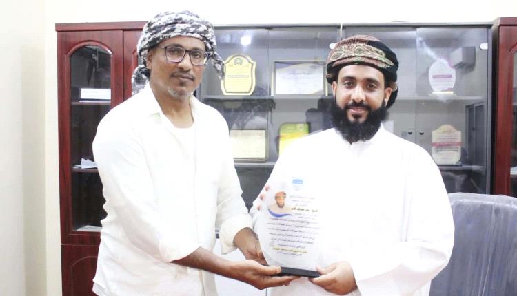 نادي فرتك يكرم مدير عام حصوين تقديراً لجهوده في دعم الرياضة