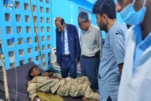 عقب التفجير الإرهابي بعتق.. الوكيل الدغاري يتفقد جرحى "درع الوطن" ويتوعد بملاحقة الجناة