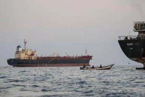 تقرير: الحوثيون يحفرون خنادق قرب باب المندب ويلغمون البحر
