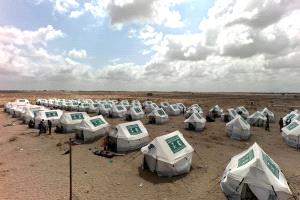 مركز الملك سلمان للإغاثة يوزع مساعدات إيوائية متنوعة على النازحين جراء الأحداث الأخيرة في عدة محافظات يمنية
