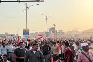 حشود حضرموت تتحدى إجراءات المنع وتشارك في مليونية إحياء يوم الجيش الجنوبي