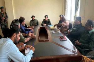 مدير أمن أبين يلتقي رؤساء الجمعيات السمكية في القطاع الساحلي لمناقشة القضايا المرتبطة بالنشاط السمكي