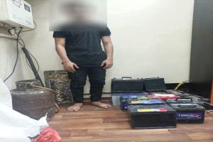 شرطة المعلا تلقي القبض على  متهماً بسرقة بطاريات السيارات وتستعيد المسروقات