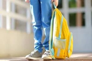 حقيبة الظهر المدرسية الثقيلة تضر أجسام الأطفال