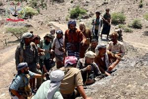 الفريق محمود الصبيحي واللواء حمدي شكري في الخطوط الأمامية لجبهات الصبيحة ويشيدان بثبات المقاتلين
