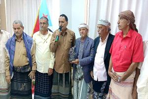 الشيخ النقيب يكرم العميد د. المعطري وعدد من رجال الجيش الجنوبي بدرع الوفاء 