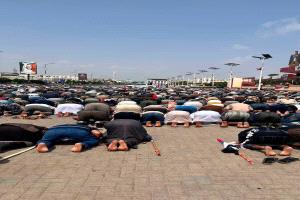 آلاف من منتسبي الجيش الجنوبي يؤدون صلاة الظهر في الساحة احتفاءً بذكرى التأسيس