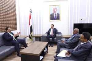الوزير البكري يُناقش مع مدير المؤسسة الاقتصادية تعزيز التعاون المشترك