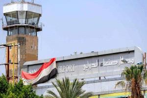 جرحى إيرانيون وقيادات حوثية.. ماذا حملت طائرات الإغاثة من صنعاء؟