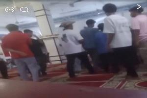 حادثة تهديد داخل مسجد النور بكريتر.. وشاب يهدد بتفجير قنبلة يدوية عقب صلاة المغرب