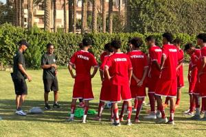 منتخب الناشئين يجري تمارين بدنية وتكتيكية في مستهل معسكره الخارجي بمصر