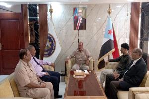 نائب رئيس الجمعية الوطنية يكرم الباحث زكريا مانع 