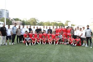 وزير الشباب والرياضة يزور تدريبات المنتخب الوطني الأول لكرة القدم استعدادًا لخليجي 27