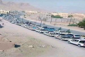 بعد 7 أشهر من الوعود.. أزمة الغاز والمشتقات تفاقم معاناة المواطنين في وادي حضرموت