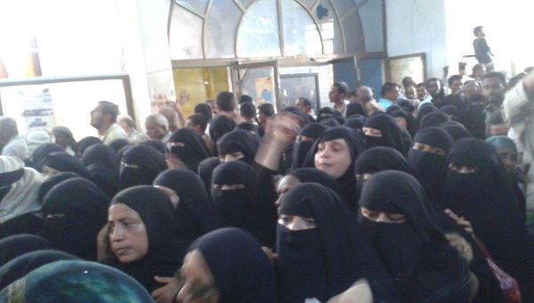 استمرار المعاناة أمام مكاتب البريد ومواطنون يكشفون عن صرف خارج المقرات