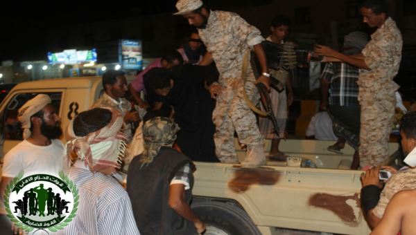 قوات الحزام الأمني: ضبط عنصرين من قوات المخلوع صالح حاولا الدخول الى عدن بزي نسائي (صور)