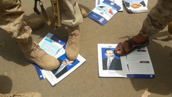 قوات الحزام الأمني تقوم بإزالة اسواق القات بعدن وتعثر على صور للمخلوع في ثناياها (صور)