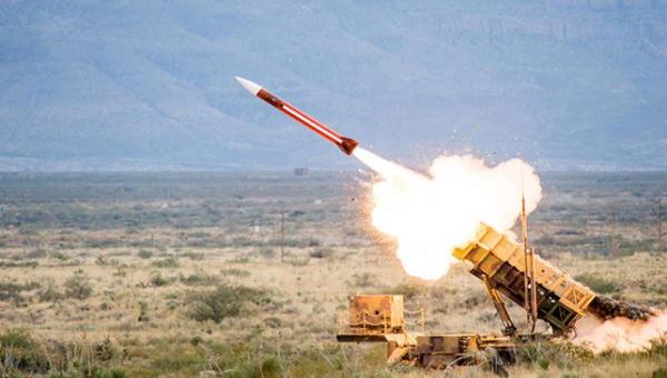 الدفاع الجوي السعودي يعترض صاروخا باليستيا تم اطلاقه من الاراضي اليمنية