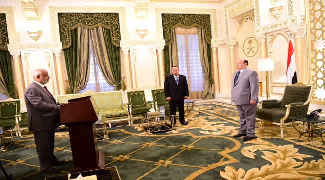 محافظ الحديدة يؤدي اليمين الدستورية امام الرئيس هادي