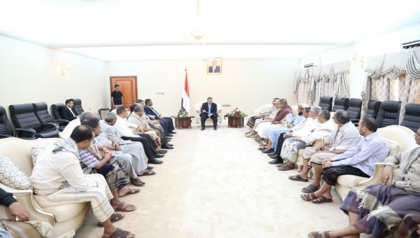 رئيس الوزراء يناقش الأوضاع العسكرية والإغاثية في محافظة تعز