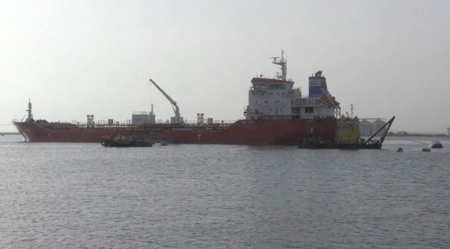 عدن: حجيف تستقبل اول بأخرة نفط بعد توقف 11 عاما( صور) 