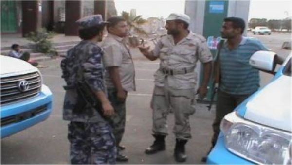 محدث : قوات من الحزام الامني تنتشر على مداخل ومخارج مستشفى الصداقة لاخراج مسلحين متحصنين