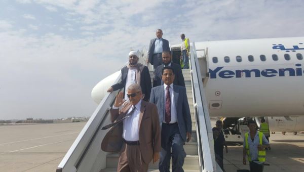 وصول خمسة وزراء الى عدن في اطار العودة الكاملة للحكومة