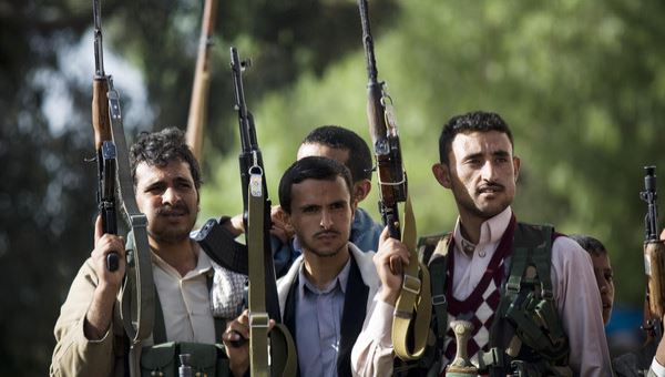 إيران تزود الحوثيين بالنفط عبر "وسطاء"
