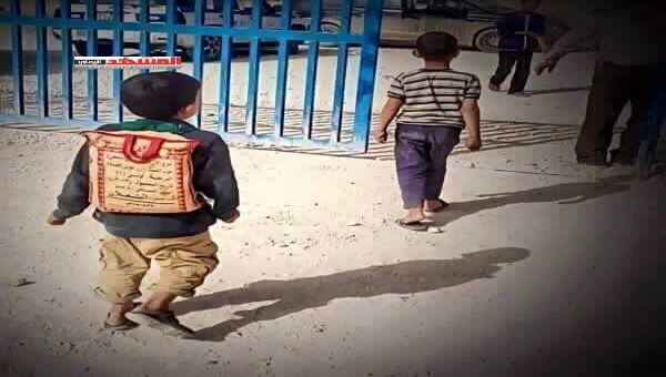 بكيس الأرز طفل يمني يحمل مستقبله