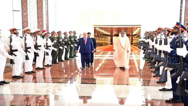 انفراد .. مصدر مقرب من المبعوث الاماراتي يكشف أسباب زيارة هادي الخاطفة إلى #أبوظبي