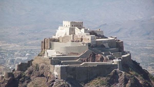 قلعة القاهرة بتعز.. أطلال تاريخية بين رحى الحرب