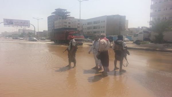 عدن: شفط مياة الامطار من الاحياء السكنية وشوارع المنصورة